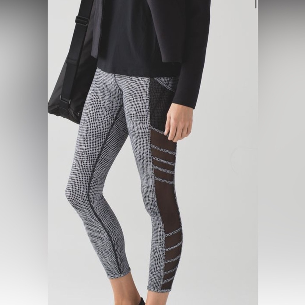 123. Lululemon Wild And Free Tight
Fall Net White Black / Black